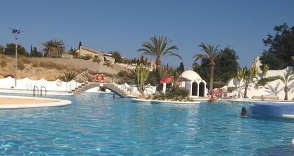 100 m vom Meer und dem Schwimmbad entfernt