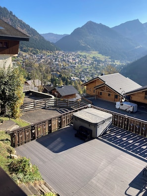 Terrace/patio - 5 Bedroom, 3 Bathroom(Sleeps 10) chalet in the Portes Du Soleil with hot tub (Châtel)