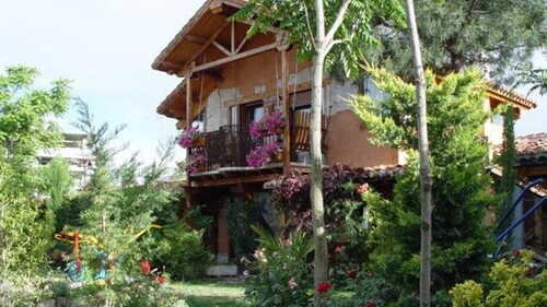 1 bedroom apartment - 3 people:  With charm and beautiful views of the garden.