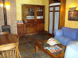 TV, fireplace - 1 bedroom apartment - 3 people:  With charm and beautiful views of the garden. (Olmedo)