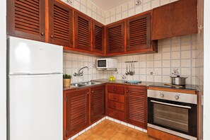 Een koelkast, een microgolfoven, een oven, een kookplaat