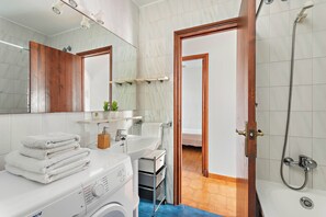 Combined shower/tub, hair dryer, towels