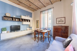 Een televisie en boeken