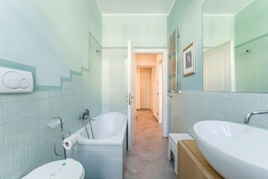 وحدات دش مع أحواض استحمام، مجففات شعر، مراحيض شطف، مناشف