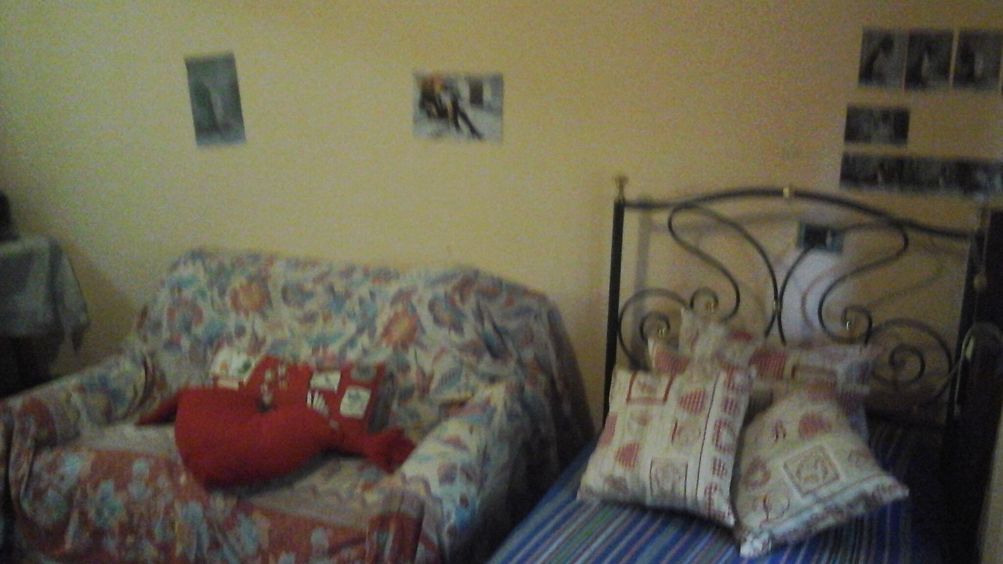 Room with two single beds in two elegant terraced apartment