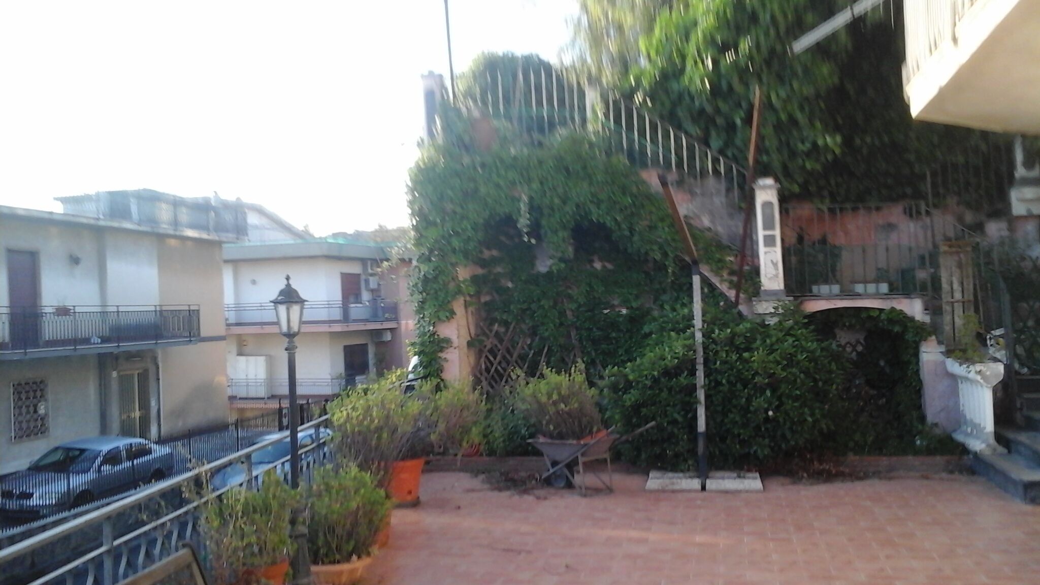 Room with two single beds in two elegant terraced apartment