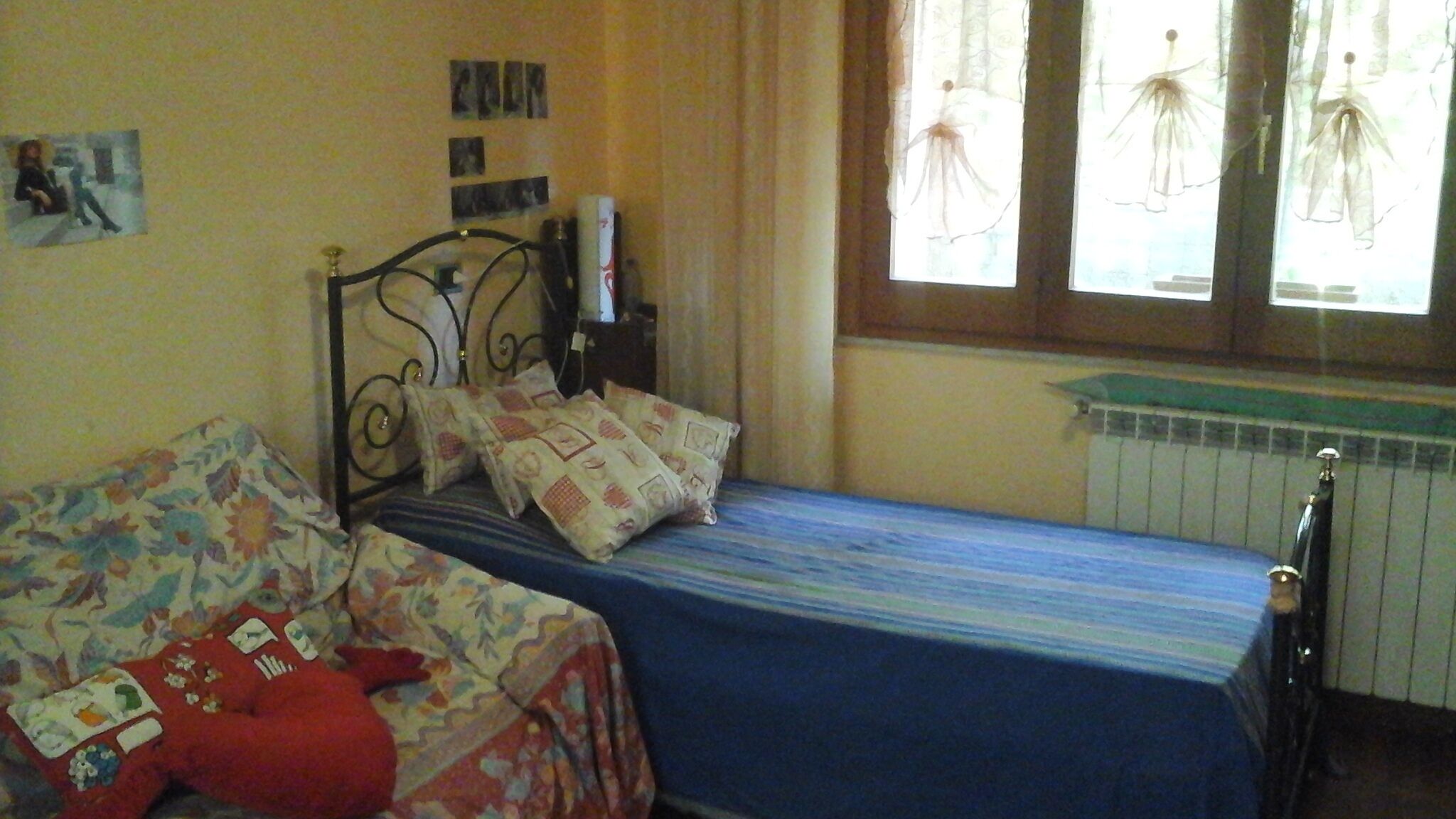 Room with two single beds in two elegant terraced apartment