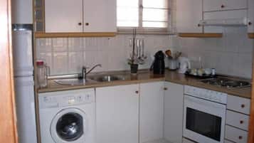 Een koelkast, een magnetron, een oven, een koffiezetapparaat/waterkoker