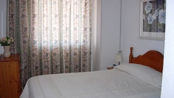 1 slaapkamer, een strijkplank/strijkijzer, reisbedje, beddengoed