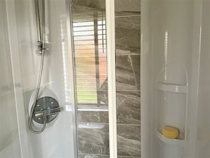 Dusche, Haartrockner, Seife, Toilettenpapier