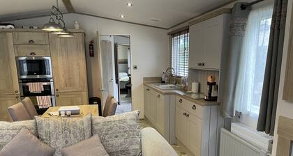 Avon Rose Stunning Dog-Friendly Caravan on Rockley Park, Poole Harbour, Dorset