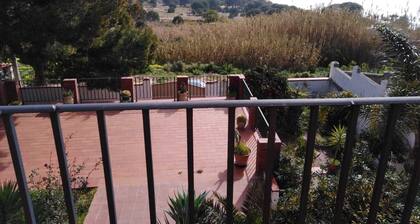 Villa de estilo mediterráneo con vistas al oasis del río Belice.