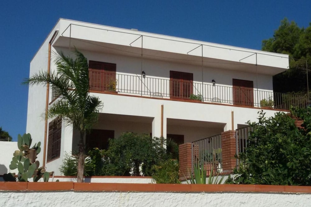 Mediterranean style villa overlooking the oasis of the Belice river