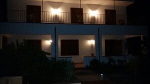 Un immeuble de deux étages doté d’un balcon au dernier étage.