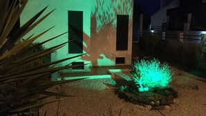 Un edificio con techo de tejas y dos ventanas con persianas.