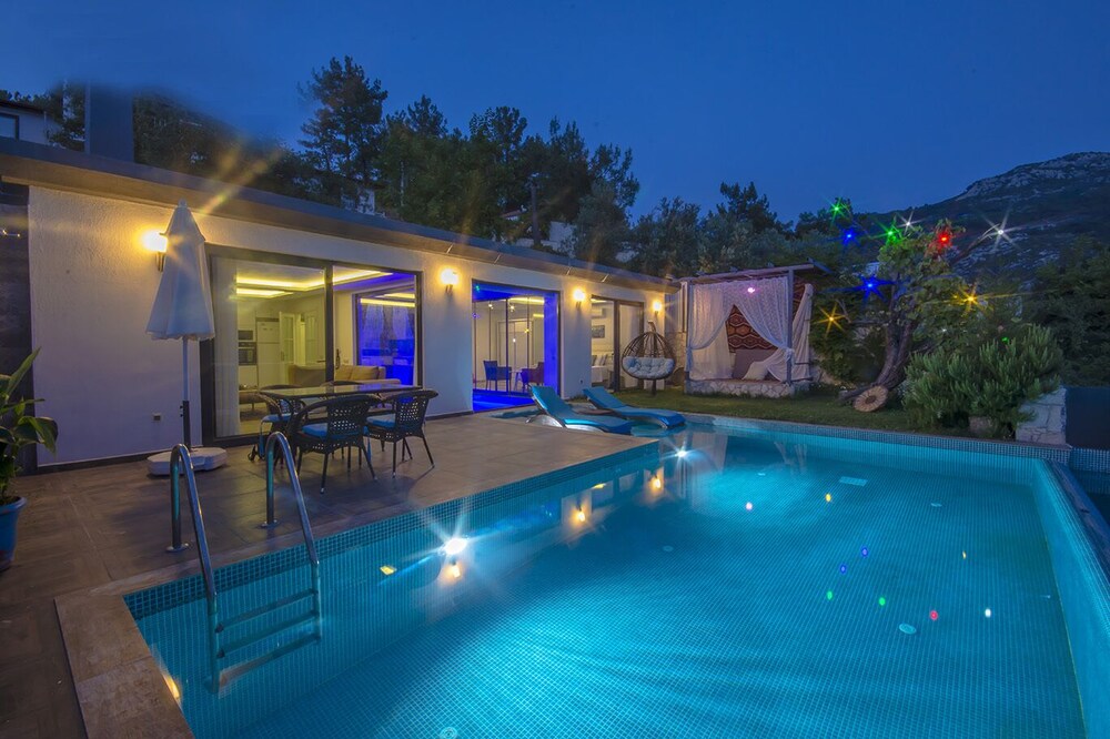 Luxury Honeymoon Villa, Secluded Infinity Pool & Heated Indoor Pool