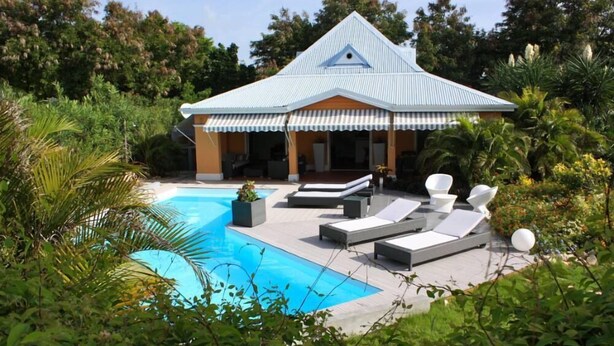 A modern house with a swimming pool, surrounded by lush greenery. - House / Villa - SAINT FRANçOIS (Saint François)