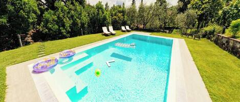 Piscine à débordement