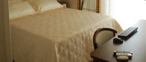 1 habitación, escritorio, wifi gratis y ropa de cama