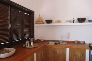 Réfrigérateur, four à micro-ondes, cafetiÚre-théiÚre, grille-pain