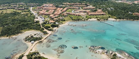 Nära stranden och parasoller