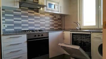 Cookware/dishes/utensils, dining tables
