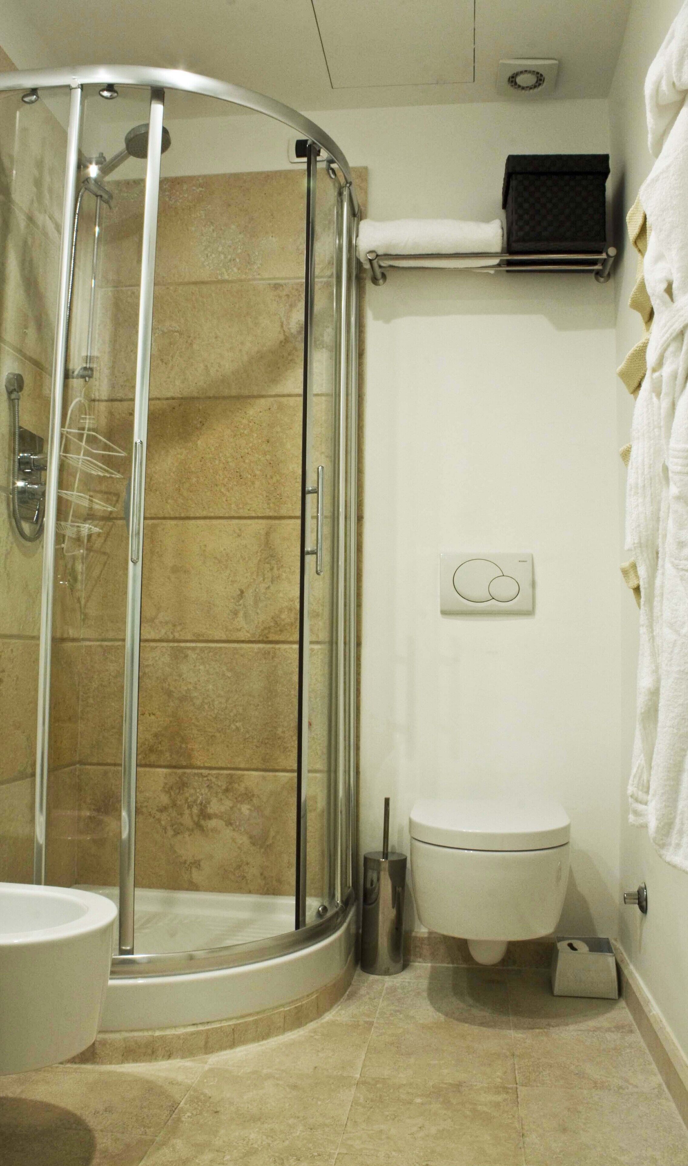 Doccia, asciugacapelli, bidet, asciugamani