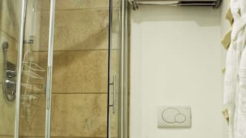 Doccia, asciugacapelli, bidet, asciugamani