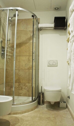 Shower, hair dryer, bidet, towels - Delightful studio-FLAT with private terrace-Colosseum (Roma)
