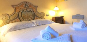 1 chambre, fer et planche à repasser, lit de bébé portatif