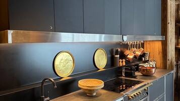 Frigorífico, microondas, horno y placa de cocina