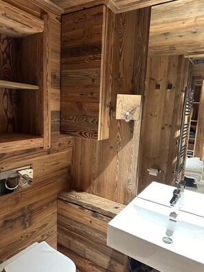 Bañera con ducha, secador de pelo, toallas, jabón