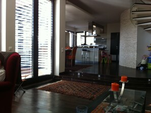 المنشأة من الداخل