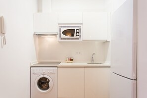 Réfrigérateur, micro-ondes, plaque de cuisson, cafetière/bouilloire