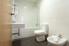 Ensemble douche/baignoire, sèche-cheveux, serviettes fournies, savon