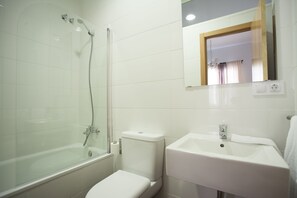 Ducha y bañera combinadas, secador de pelo, toallas y jabón