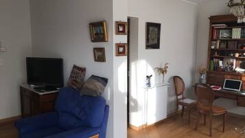 Fernseher, Tischtennisplatte, Bücher