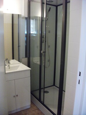 Dusche, Haartrockner, Toilettenpapier
