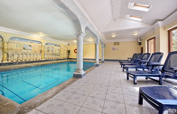 Indoor pool, a heated pool - Large sunny fresh two bedroom apt in London ideal for tourists, refurbished  (London)