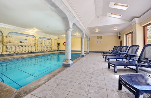 Large sunny fresh two bedroom apt in London ideal for tourists, refurbished 