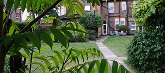 Large sunny fresh two bedroom apt in London ideal for tourists, refurbished 