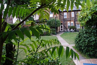 Large sunny fresh two bedroom apt in London ideal for tourists, refurbished