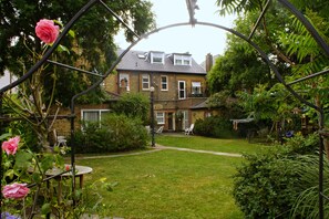 Exterior - Large sunny fresh two bedroom apt in London ideal for tourists, refurbished  (London)