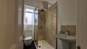 Douche, sèche-cheveux, serviettes fournies, savon