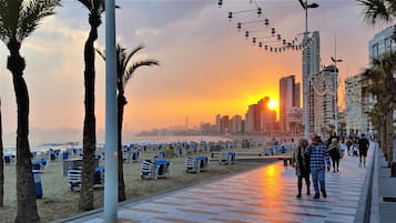 Plage, chaises longues
