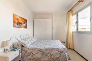 2 chambres, chambres insonorisées, fer et planche à repasser