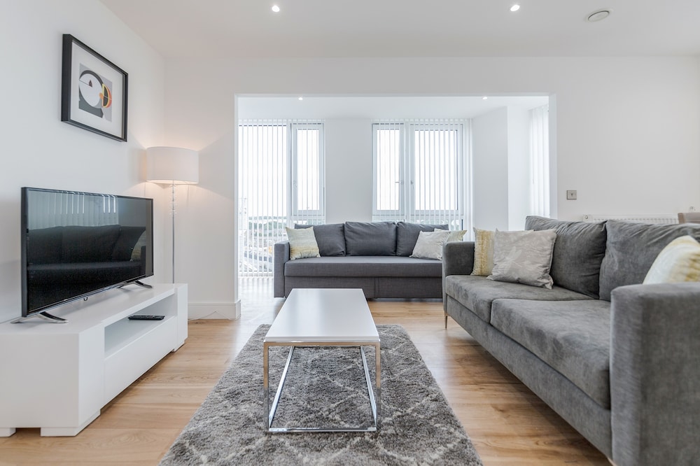 LUXURY STRATFORD APARTMENT