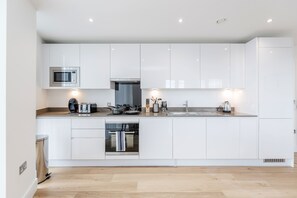 Fridge, microwave, oven, stovetop - LUXURY STRATFORD APARTMENT (LONDON)