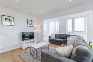 TV - LUXURY STRATFORD APARTMENT (LONDON)