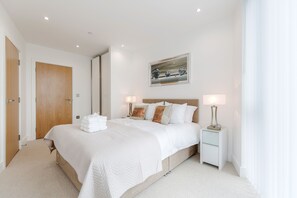 3 bedrooms, iron/ironing board, internet, wheelchair access - LUXURY STRATFORD APARTMENT (LONDON)